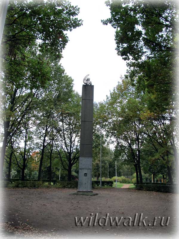 Полюстровский парк. Памятник в честь 50-летия Октября.