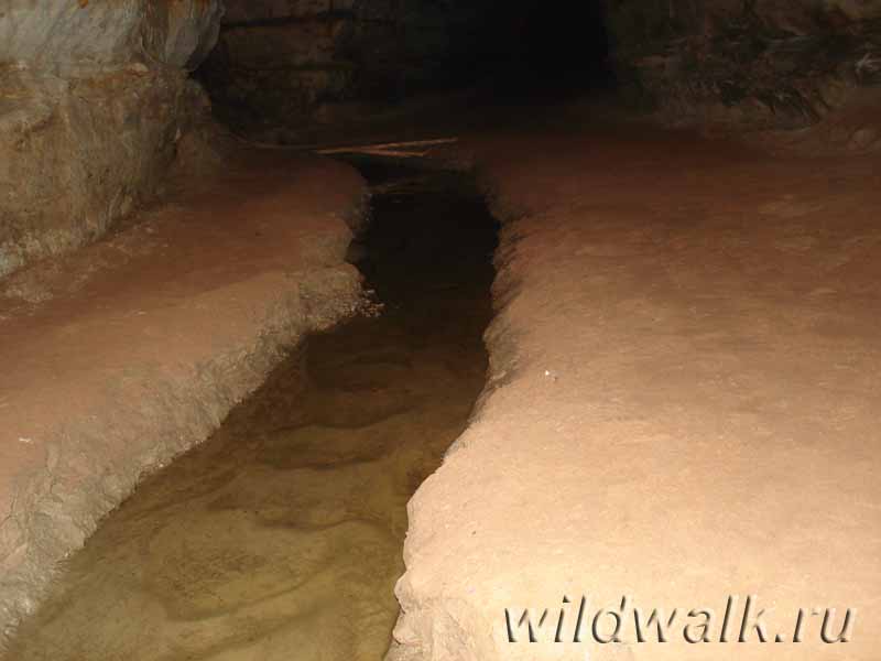 Саблинские пещеры. Фото. Подземный ручей.